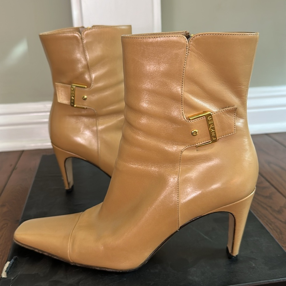 CHANEL VINTAGE BEIGE LEATHER GOLD
TONE CC LOGO ZIP ANKLE BOOTS
 (8.5/39) - Picture 6 of 11